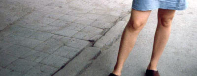 Frau im Minirock die Bein nahe wie ein Amateur oder Anfänger auf den Strich geht